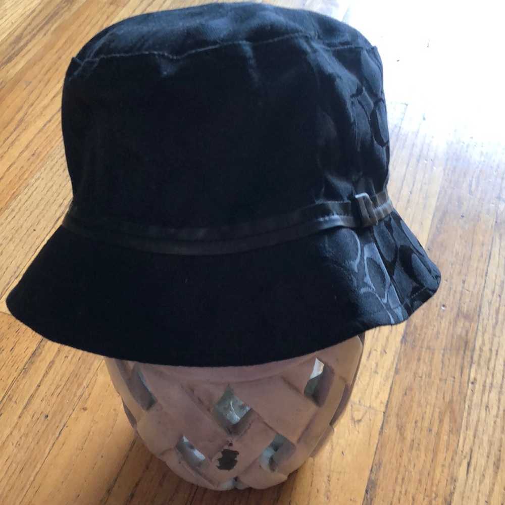 Cute black bucket hat from Coach. Great condition. Perfect for summer!